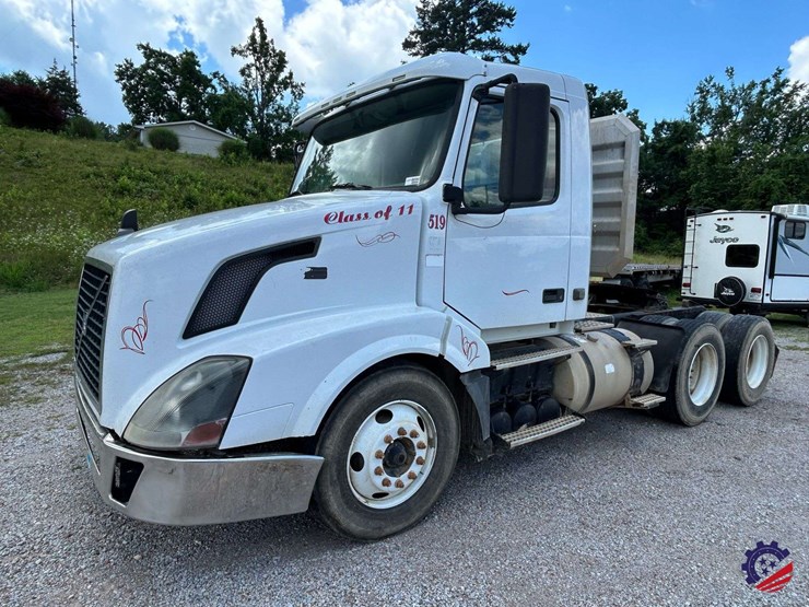 2011-volvo-vnl64t-day-cab-t/a-truck-tractor-image-1
