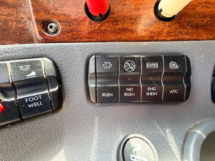 2012-freightliner-cascadia-125-image-73