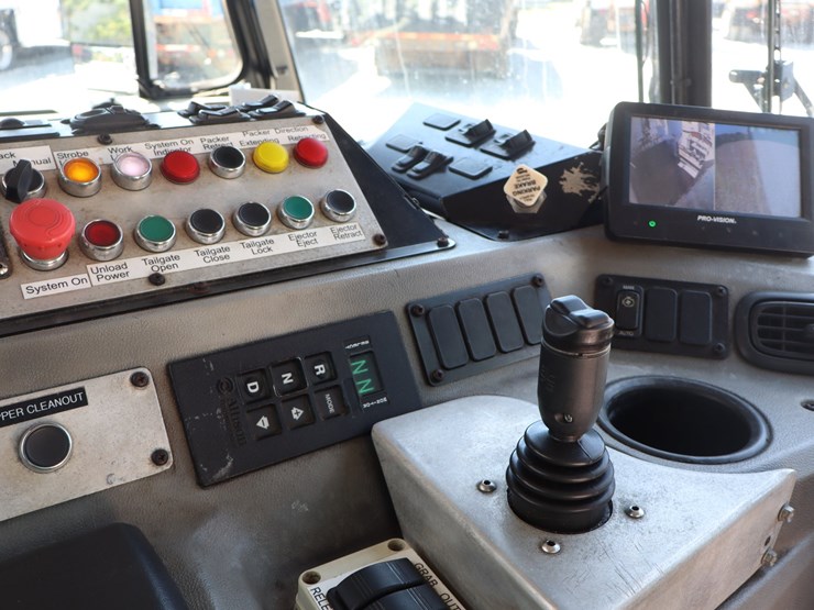 2019-peterbilt-520-image-26