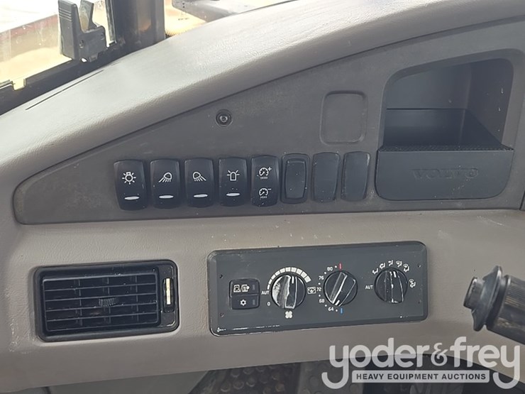 2021-volvo-a25g-image-57
