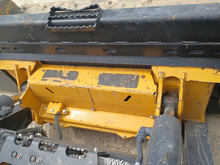 2022-deere-330g-image-52