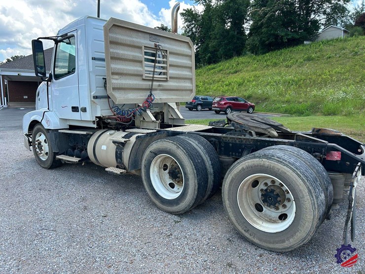 2011-volvo-vnl64t-day-cab-t/a-truck-tractor-image-3