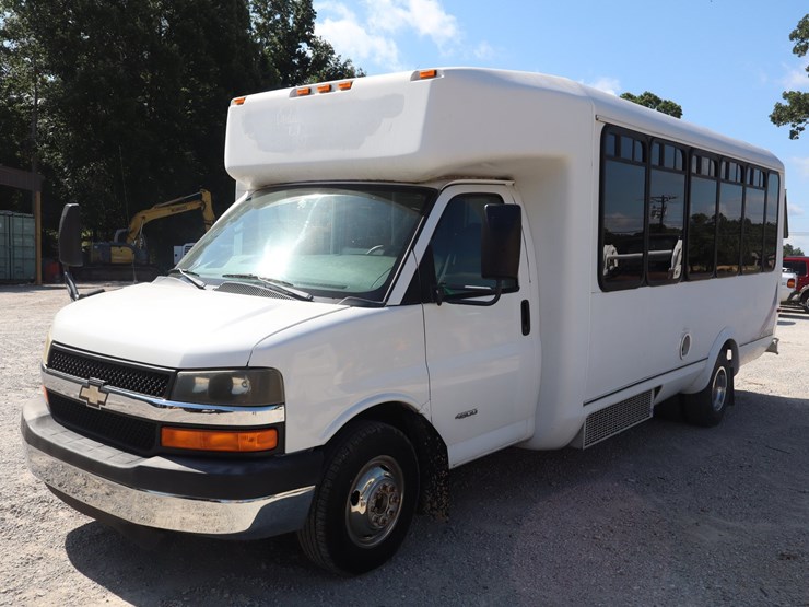 #309-•-15-passenger-church-van-image-1