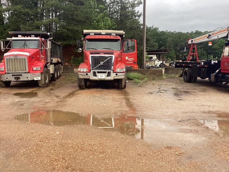 #519-•-2005-volvo-tri-axle-dump-truck---crump,-tn-image-3
