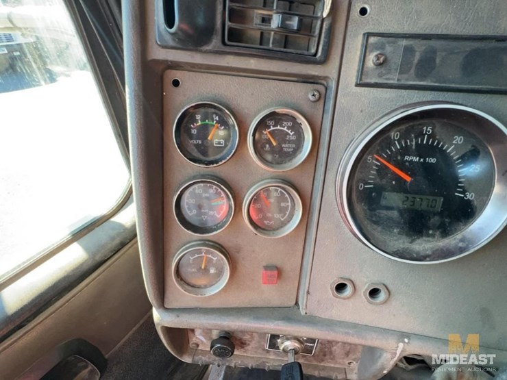 2001-kenworth-t300-image-37