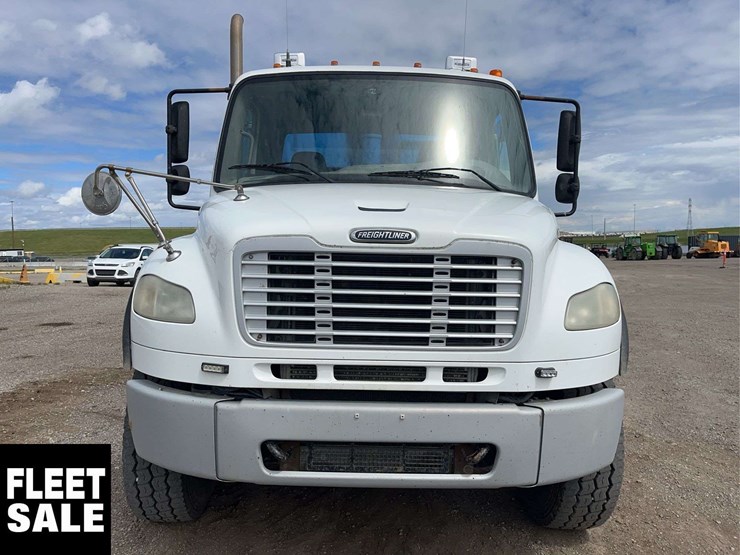 2008-freightliner-m2-106-image-8