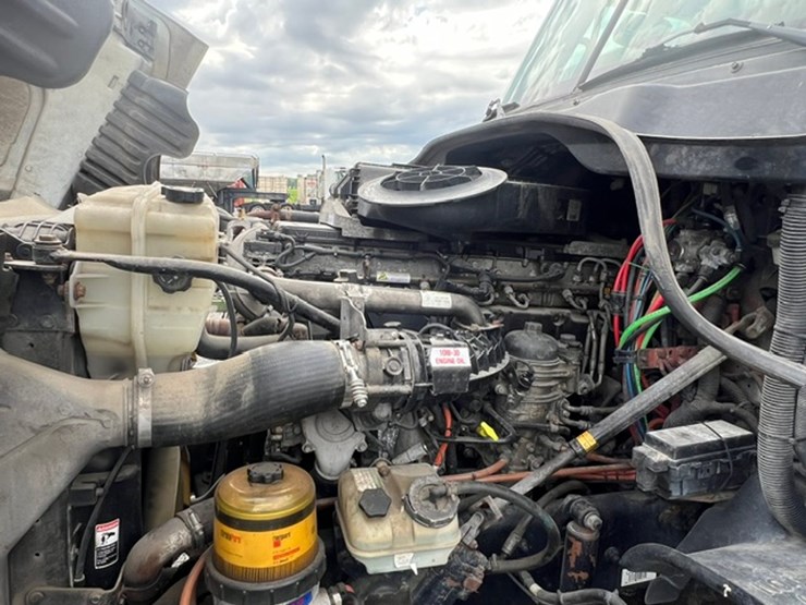 2015-freightliner-cascadia-125-image-20