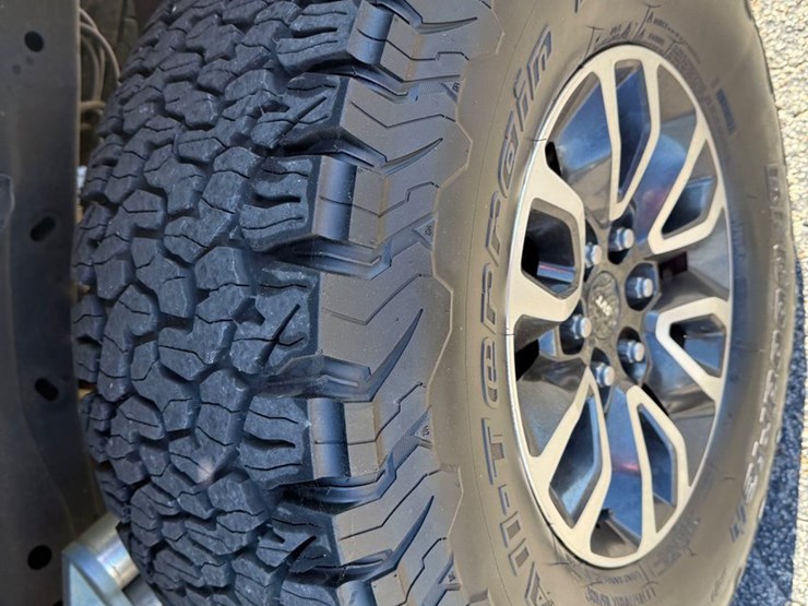 2013-ford-f150-raptor-image-12