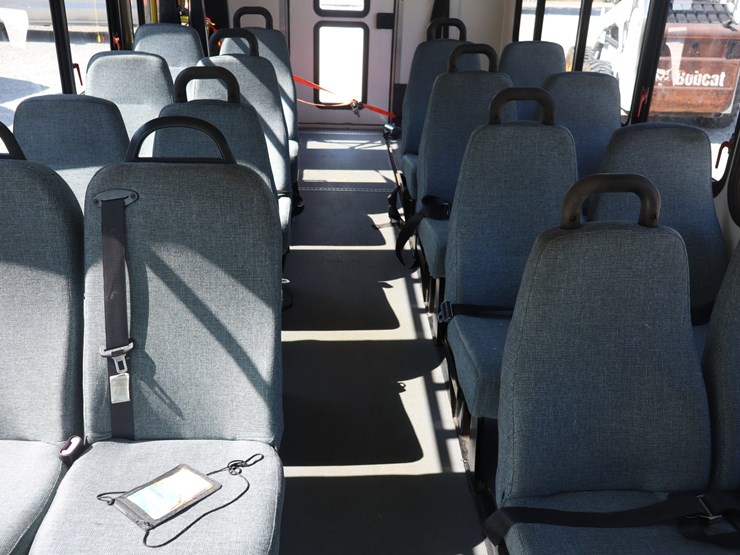 #309-•-15-passenger-church-van-image-16
