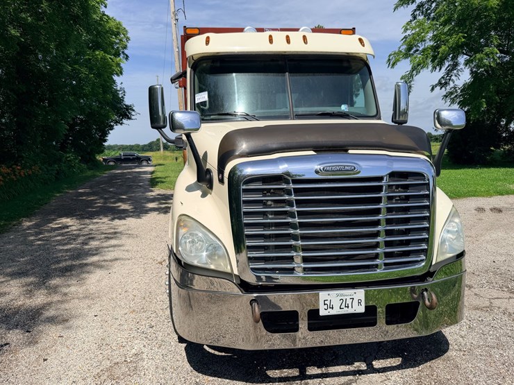 2012-freightliner-cascadia-125-image-17