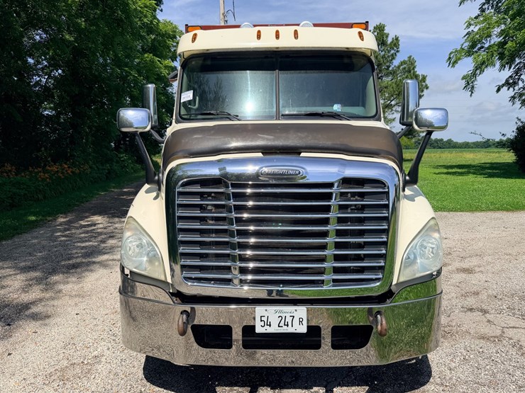 2012-freightliner-cascadia-125-image-18