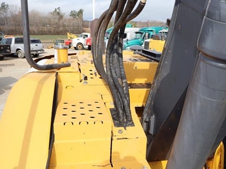 2016-deere-135g-image-27