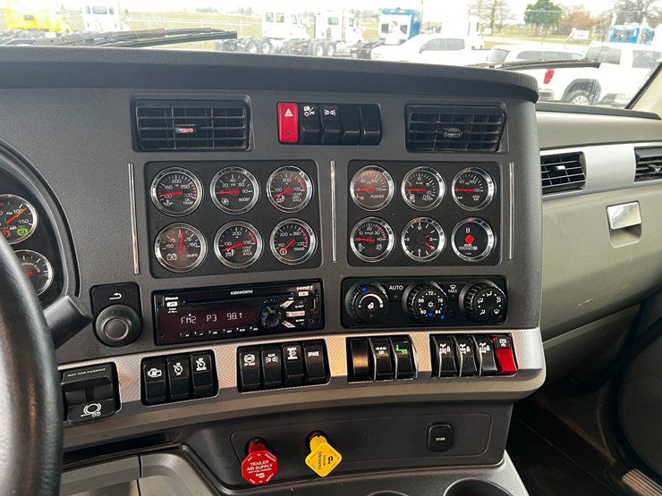 2020-kenworth-t880-image-17