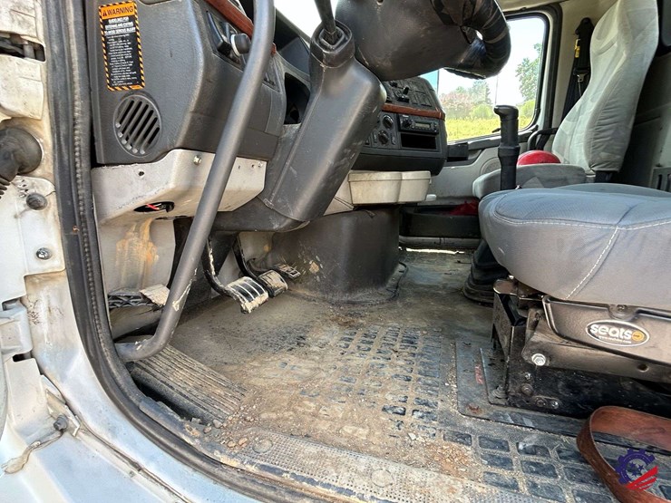 2011-volvo-vnl64t-day-cab-t/a-truck-tractor-image-65