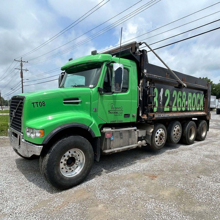 2016 VOLVO VHD104B200
