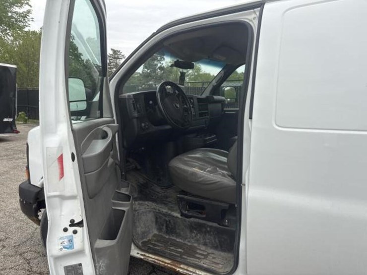 2010-chevrolet-express-g2500-image-12