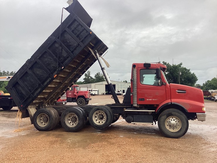 #519-•-2005-volvo-tri-axle-dump-truck---crump,-tn-image-2