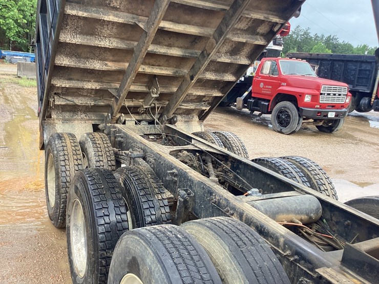 #519-•-2005-volvo-tri-axle-dump-truck---crump,-tn-image-7