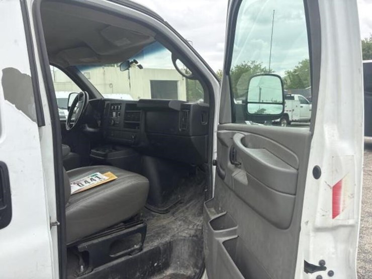 2010-chevrolet-express-g2500-image-15