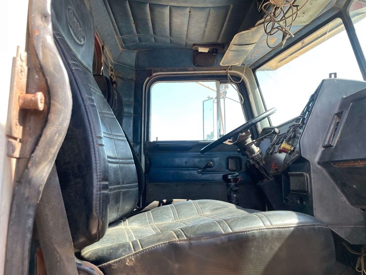 1994-peterbilt-567-image-14