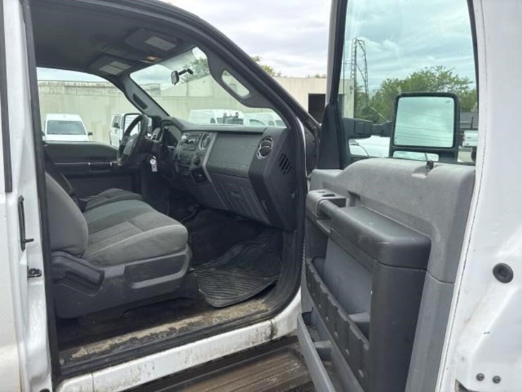 2014-ford-f350-xlt-image-25