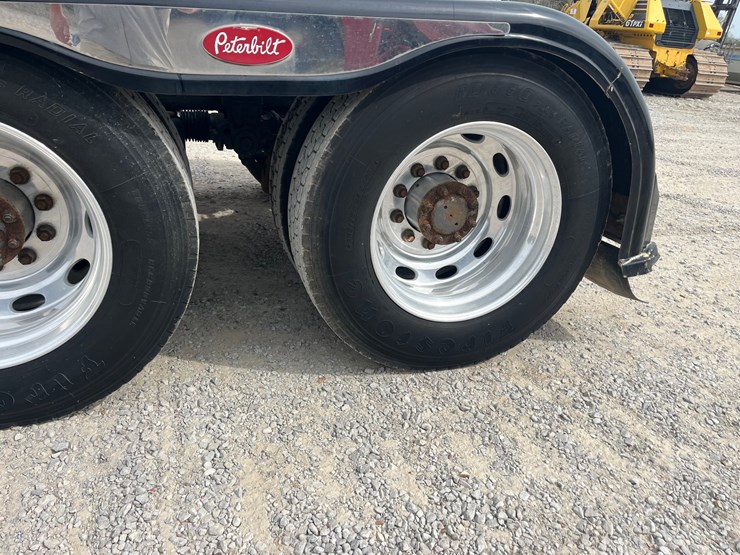 2002-peterbilt-379-image-11