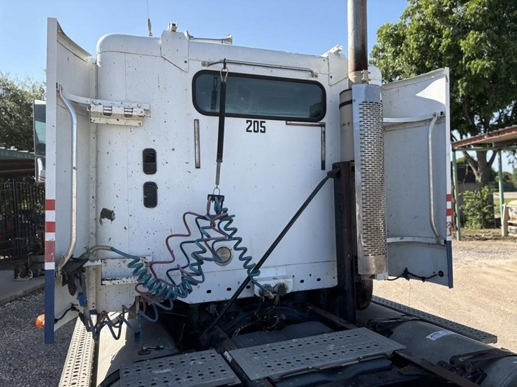 l2--2001-freightliner-columbia-image-8