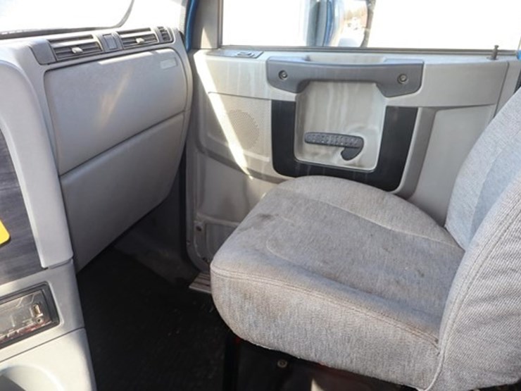 2013-freightliner-columbia-120-image-38