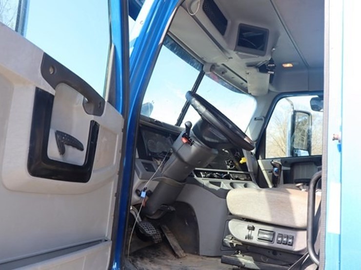 2013-freightliner-columbia-120-image-31
