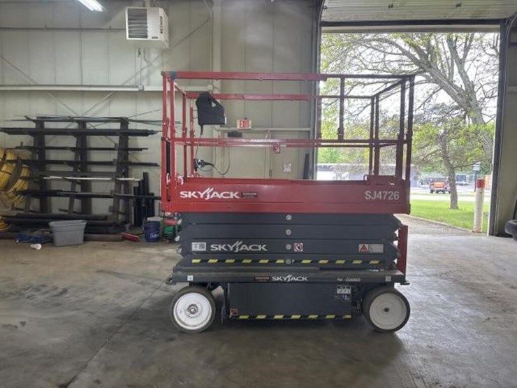 2020-skyjack-scissor-lift-image-2