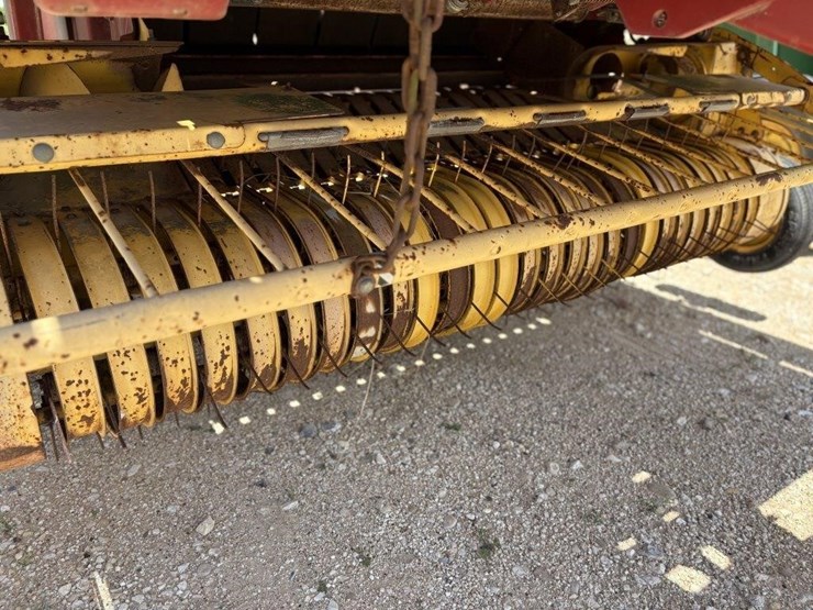 new-holland-br750-image-19