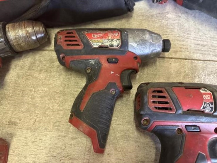 milwaukee-power-tools-and-charger-image-3