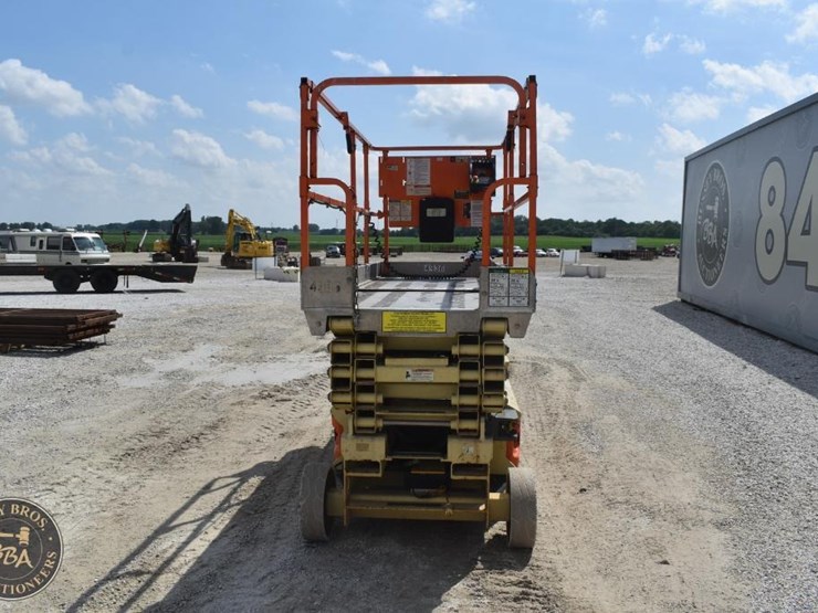 2014-jlg-3246es-image-4