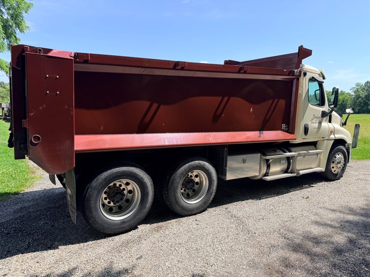 2012-freightliner-cascadia-125-image-12