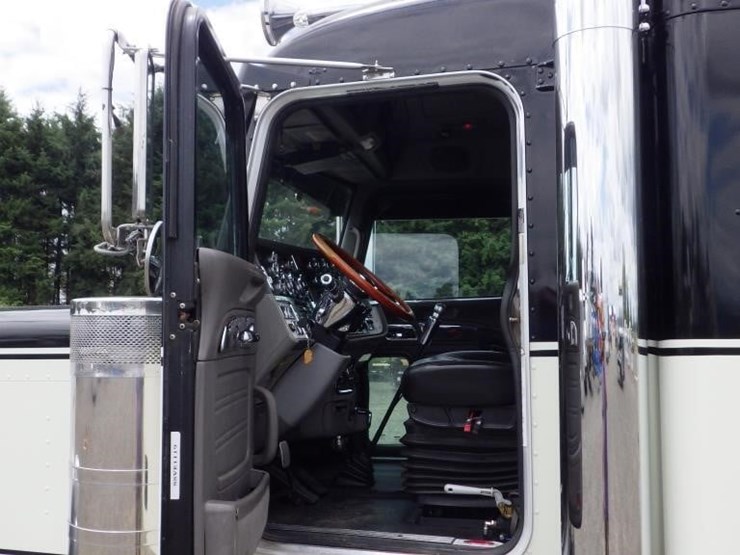 2008-peterbilt-389-image-22