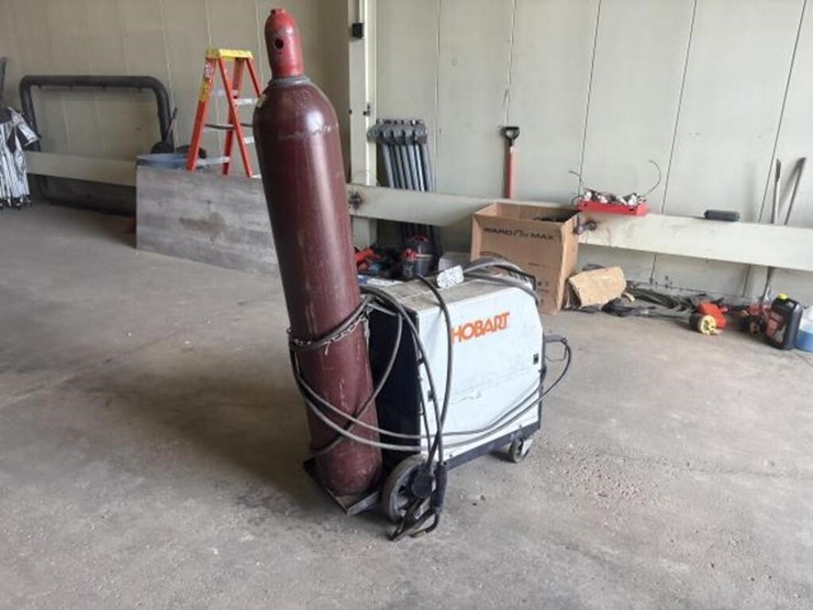 hobart-ironman-210-welder-with-tank-image-3
