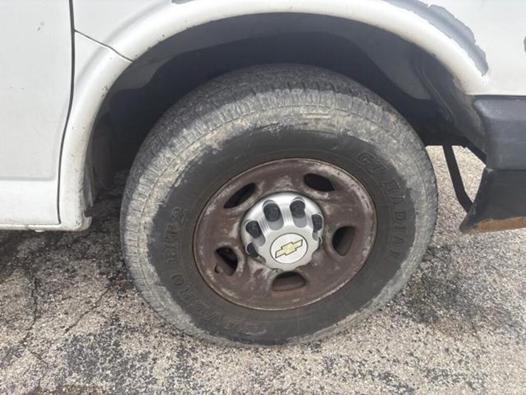 2010-chevrolet-express-g2500-image-11