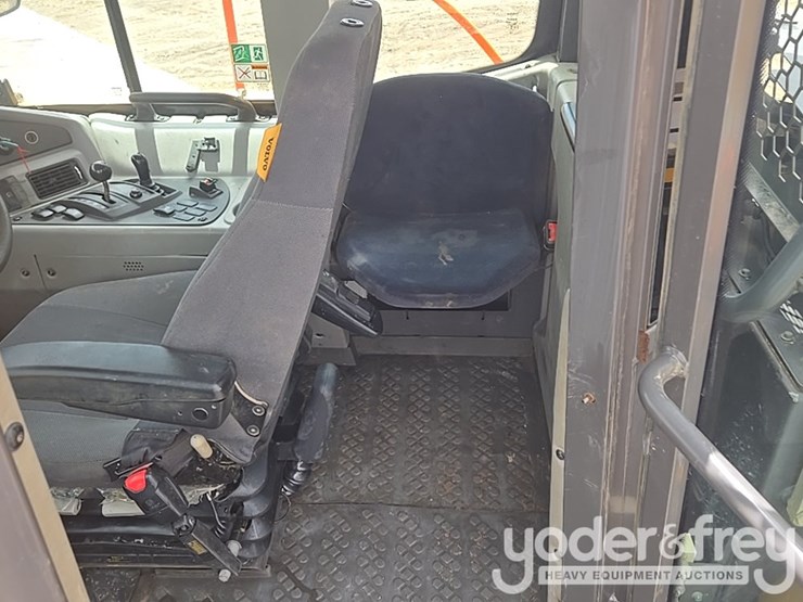 2021-volvo-a25g-image-50