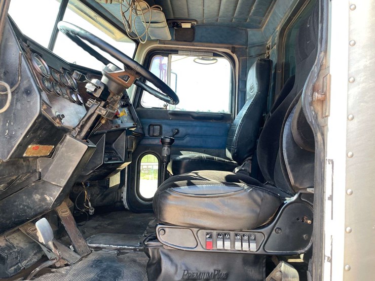 1994-peterbilt-567-image-10