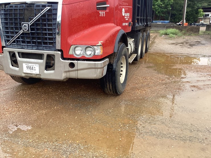 #519-•-2005-volvo-tri-axle-dump-truck---crump,-tn-image-4