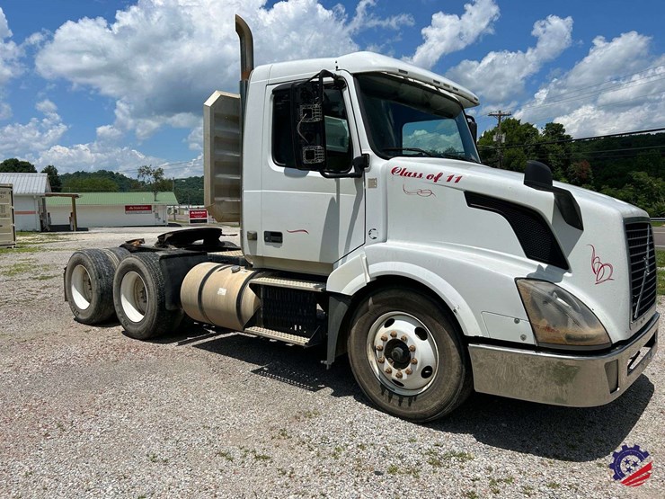 2011-volvo-vnl64t-day-cab-t/a-truck-tractor-image-7