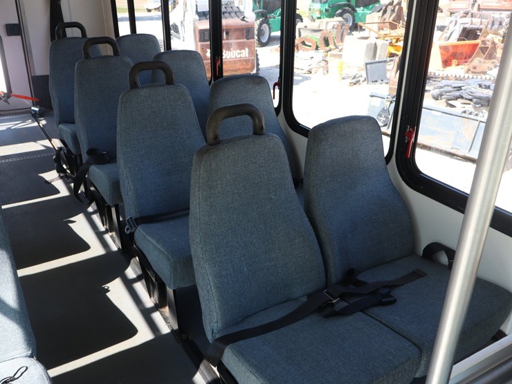 #309-•-15-passenger-church-van-image-15