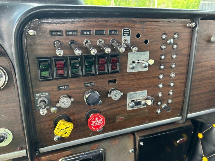1984-peterbilt-359-image-27