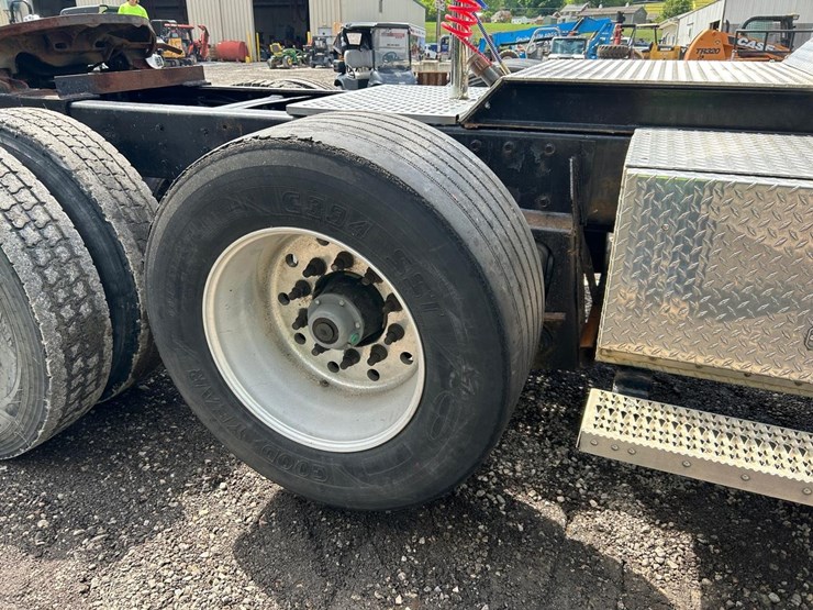 1984-peterbilt-359-image-14