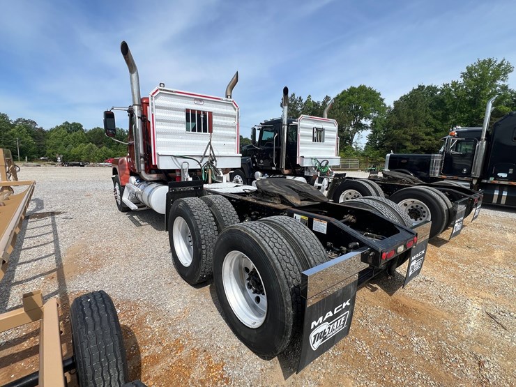2020-mack-pinnacle-64t-image-2