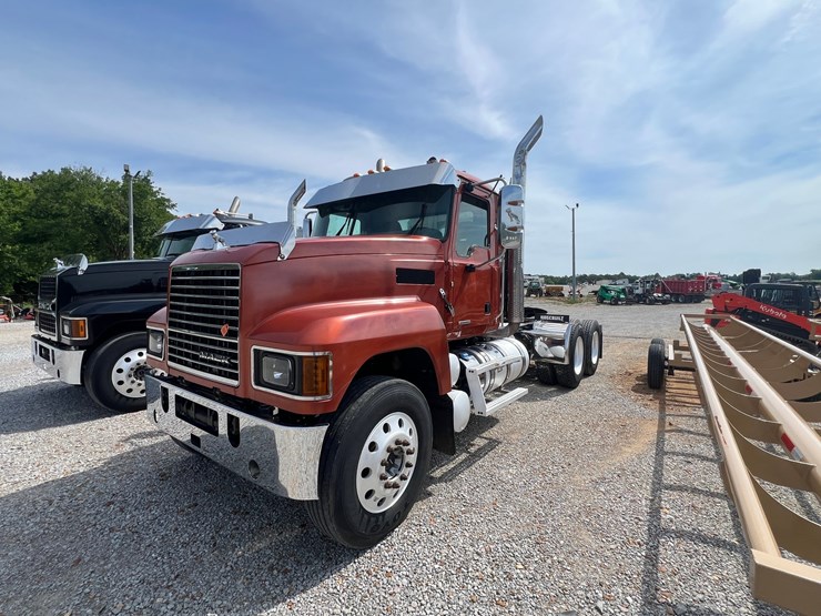 2020-mack-pinnacle-64t-image-1