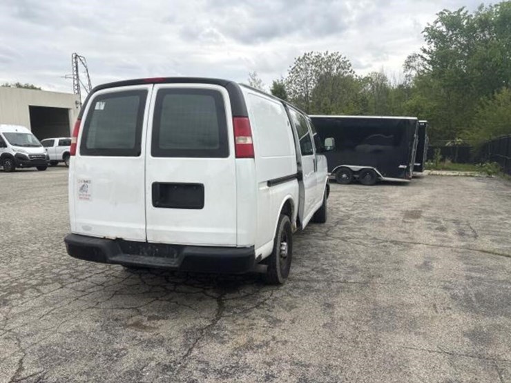 2010-chevrolet-express-g2500-image-5