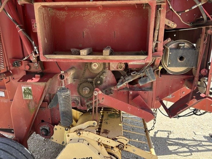 new-holland-br750-image-8