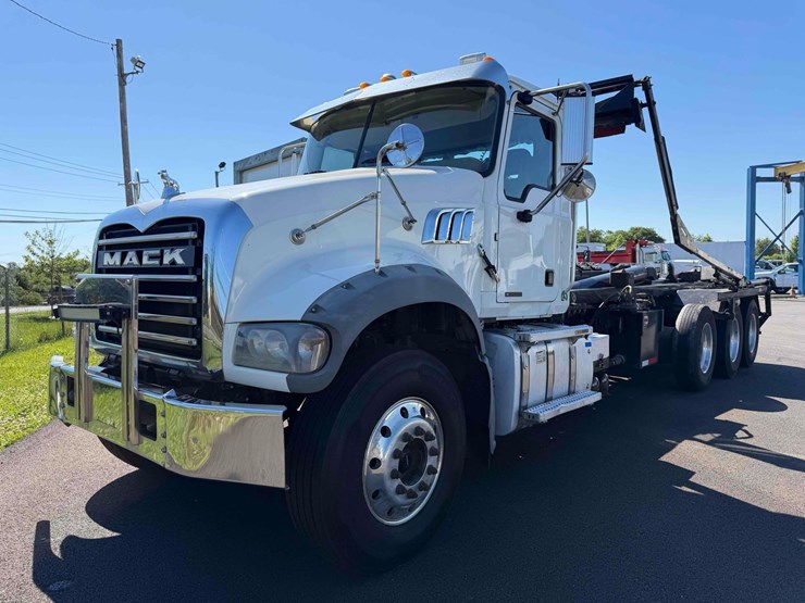 2020-mack-granite-104fr-image-3