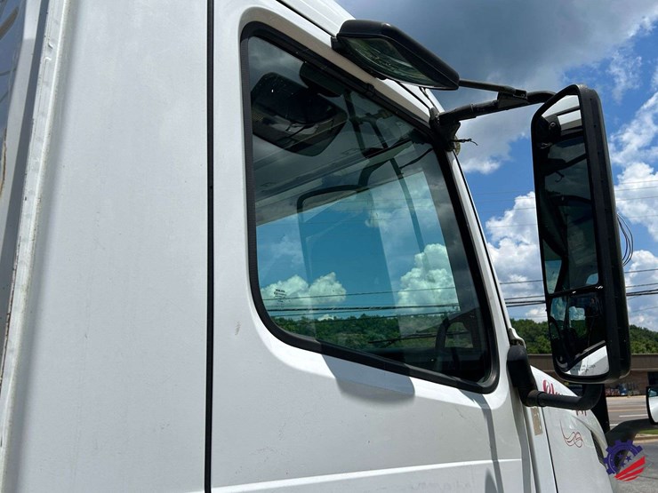 2011-volvo-vnl64t-day-cab-t/a-truck-tractor-image-17